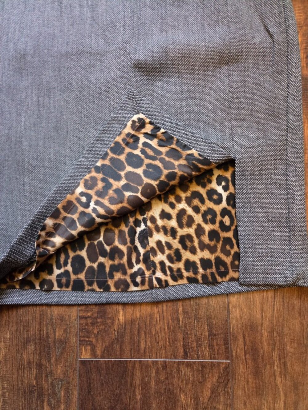 Express Design Studio: Gray Tweed Pencil Skirt Gold Buckle Leopard Slit Size 4 - Picture 3 of 10